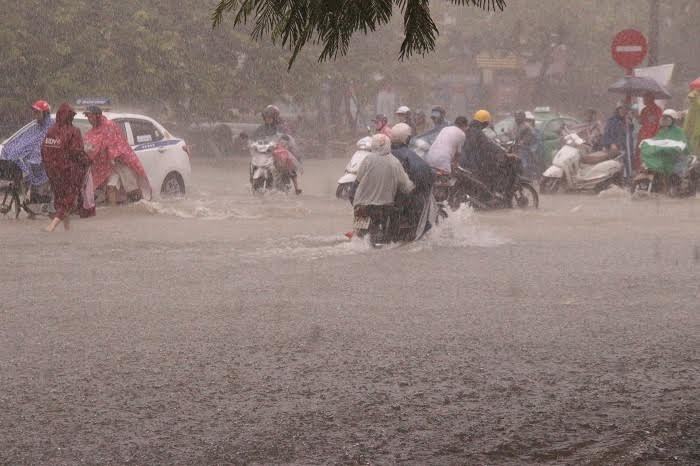 Áp thấp vào Thừa Thiên-Huế, miền Trung mưa to