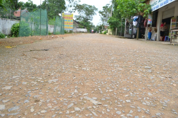 Hơn 3 tỷ làm 1,2 km đường, 3 tháng hỏng