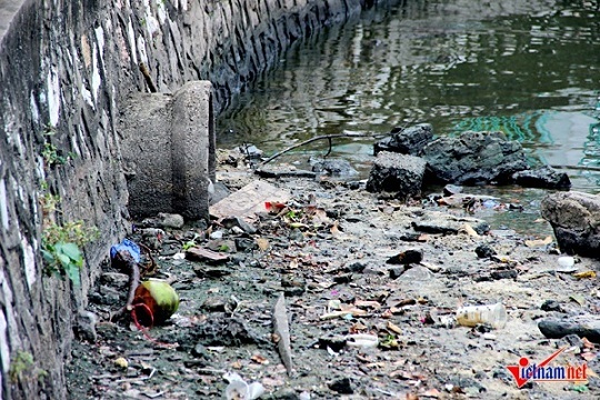 Điểm mặt loạt cống xả thải làm chao đảo Hồ Tây