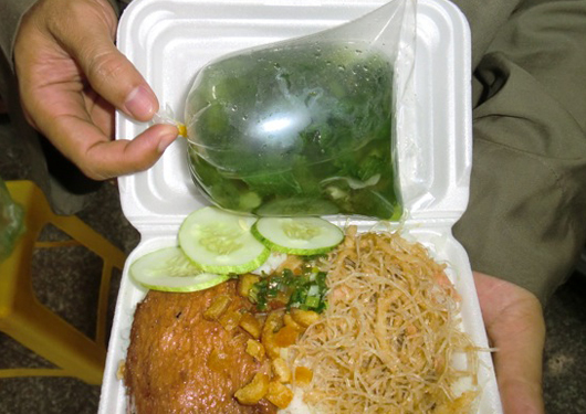 Nilon, hộp xốp đựng thức ăn nóng: Nguy cơ gây độc tố, vẫn ngó lơ
