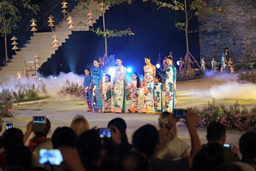 Đau lưng, mỏi cổ vì rướn người xem lễ hội Áo dài