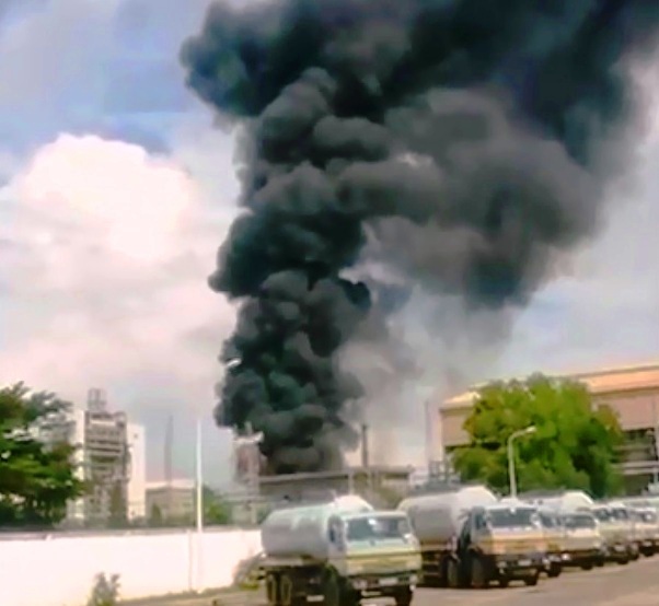 Khói đen hàng chục mét sau tiếng nổ lớn trong công ty Vedan
