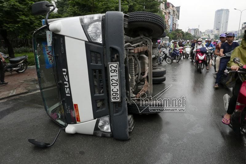 Xe tải quay lơ chổng vó trên đường Hà Nội