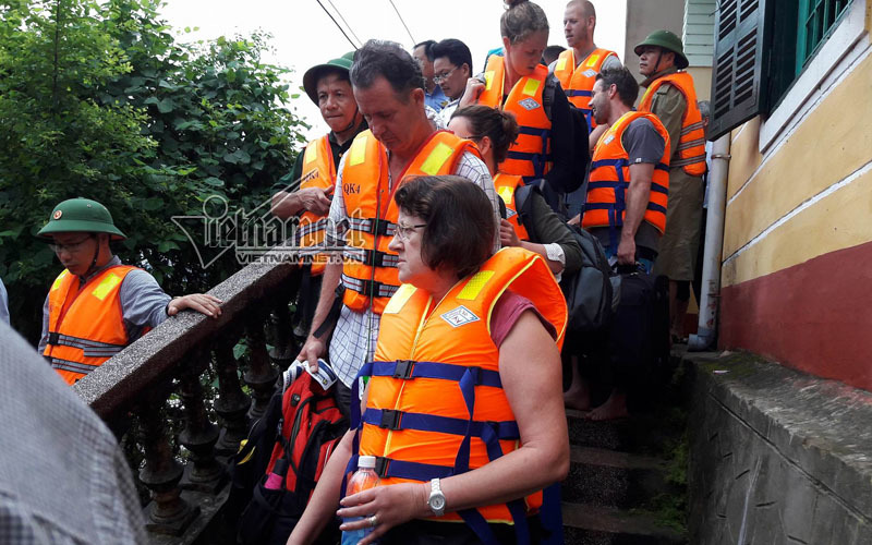 Cả trăm khách nước ngoài mắc kẹt tàu ở Quảng Bình