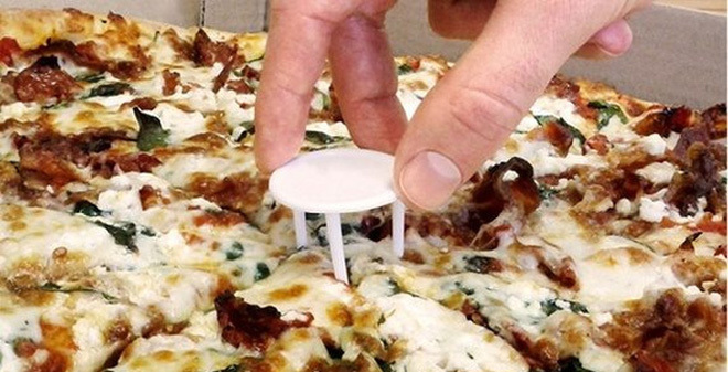 Ăn pizza mãi đố biết tấm nhựa trắng 3 chân giữa bánh để làm gì?