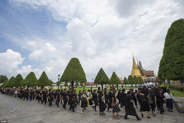 Thái Lan 'cháy hàng' quần áo màu đen