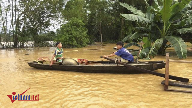 Ngập sâu cơ quan, trường học tại Hương Khê