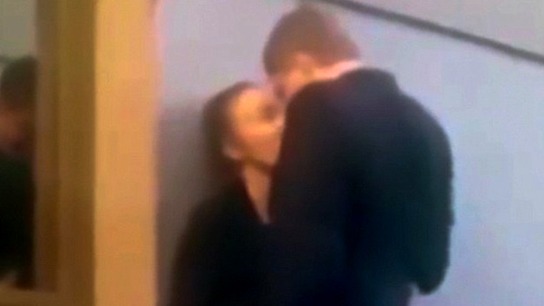 10 clip nóng: Cặp đôi hôn nhau say đắm và tai hoạ bất ngờ
