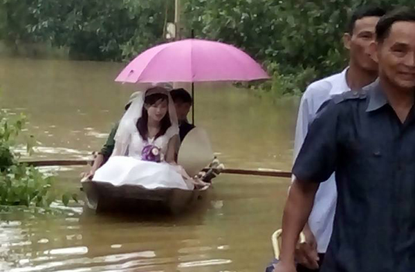 Đường ngập lũ, cô dâu lênh đênh trên thuyền về nhà chồng