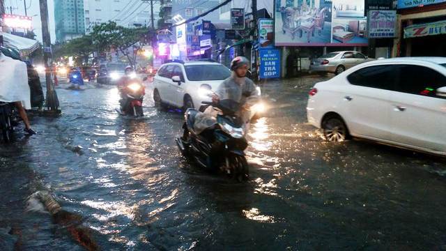 Mưa kết hợp triều cường, Sài Gòn lại ngập nặng