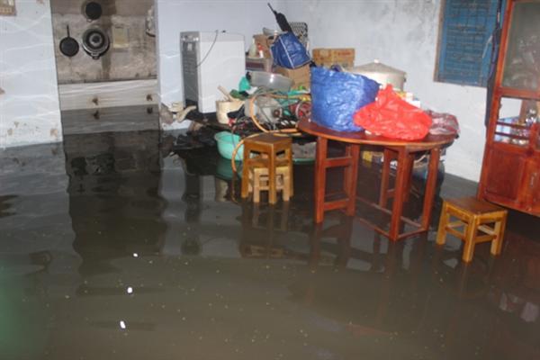 TPHCM: Vỡ bờ bao ngập trên 1 mét, di tản hàng trăm hộ dân