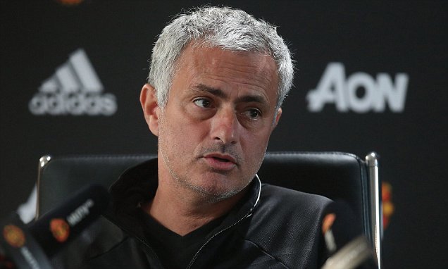 Mourinho gặp rắc rối lớn trước đại chiến Liverpool