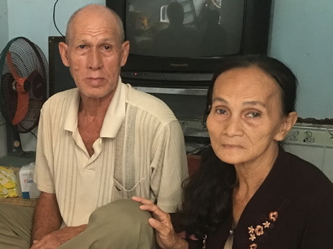 Chuyện tình kỳ lạ của vợ Việt, chồng Tây bán vé số
