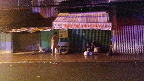 Cha túm tóc, con gái rạch nát mặt tình địch