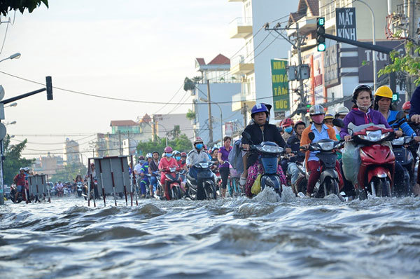 Cửa ngõ phía Nam Sài Gòn hỗn loạn vì triều cường