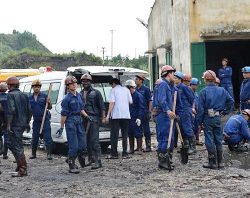 Xe tưới nước lao vào nhà đâm tử vong công nhân