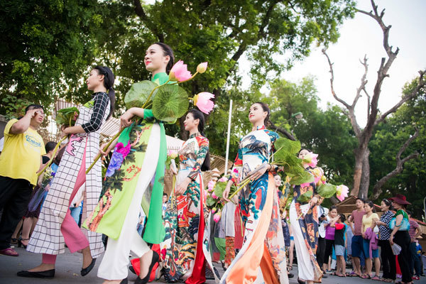 HH Ngọc Hân cùng dàn người đẹp diễu hành trên phố Hà Nội