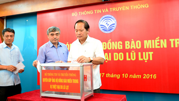 Bộ TT&TT quyên góp ủng hộ đồng bào lũ lụt miền Trung