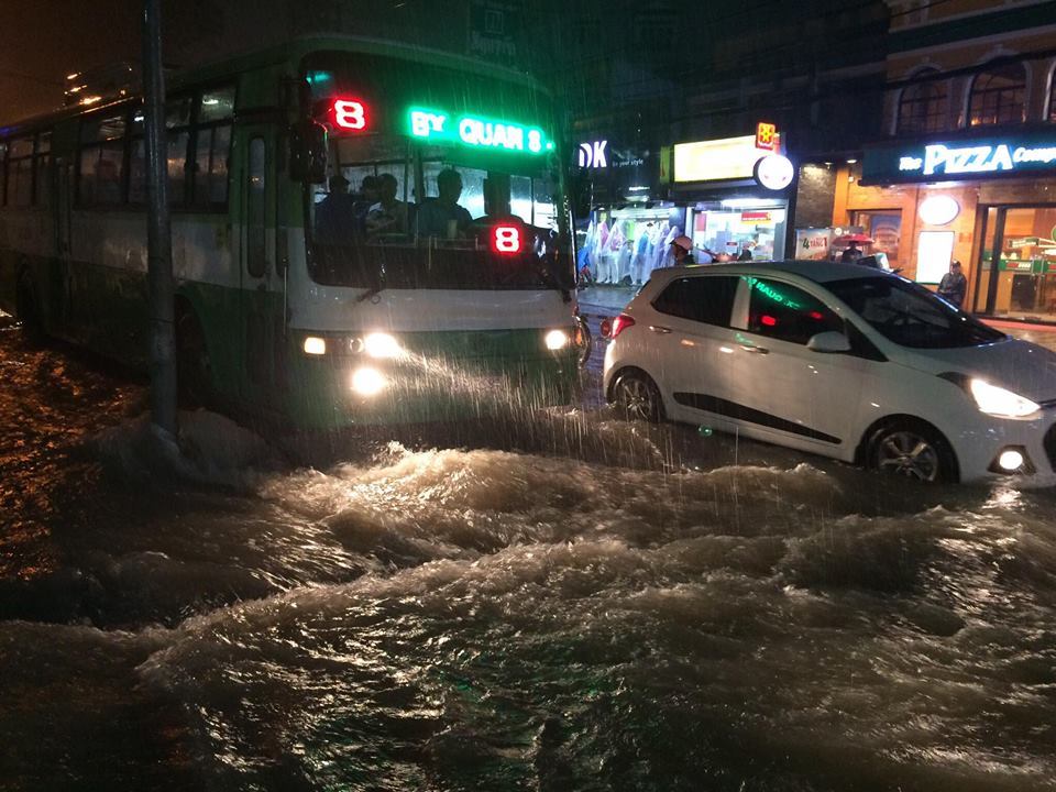 Triều cường đạt đỉnh 1m66, Sài Gòn ngập nặng