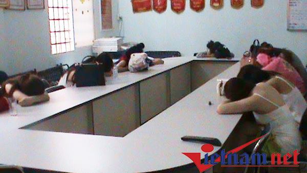 Vết trượt của chân dài trong đường dây mại dâm cao cấp