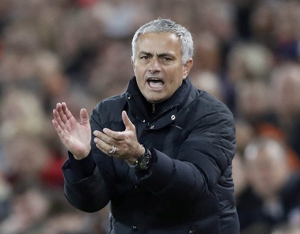 MU cưa điểm Liverpool, Mourinho hí hửng 