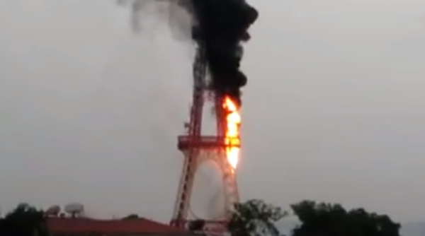 Tháp truyền hình Tuyên Quang bốc cháy dữ dội
