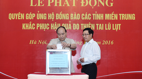 Thủ tướng quyên góp ủng hộ đồng bào miền Trung
