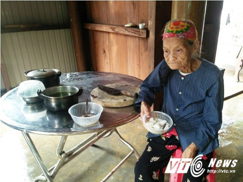 Rớt nước mắt cảnh cụ bà run rẩy cầm bát cơm chờ tin con trai mất tích