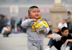 Cha mẹ Hổ Trung Quốc kiệt sức với mời gọi sinh con thứ 2