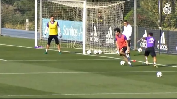 James Rodriguez biến đồng đội thành gã hề rồi ghi bàn tuyệt đẹp