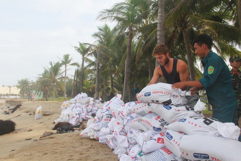 Tây ba lô xắn tay đắp kè chống bão