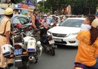 Ông Tây chặn ôtô chạy ngược chiều ở trung tâm Sài Gòn