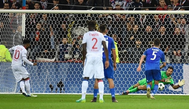 Ngả mũ trước những pha cứu thua đẳng cấp của Buffon