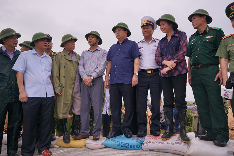 Phó Thủ tướng kiểm tra chống bão ở Quảng Ninh