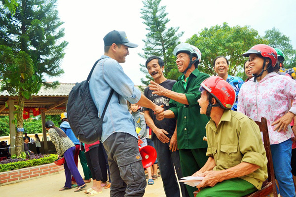 Phản ứng bất ngờ của dân mạng về hành động của Phan Anh