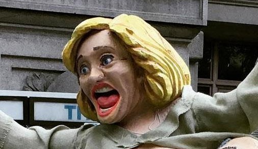 Ẩu đả ầm ĩ vì tượng khỏa thân Hillary