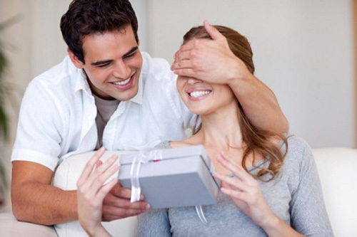 Ngày 20/10, sao phụ nữ phải chờ quà từ đàn ông?