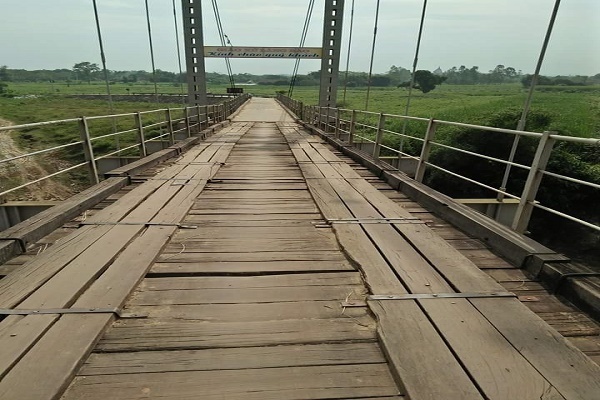 Đang đi cùng bạn, nữ sinh gieo mình xuống sông