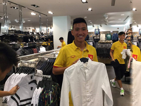 HLV Hoàng Anh Tuấn cho U19 VN shopping trước trận gặp Iraq
