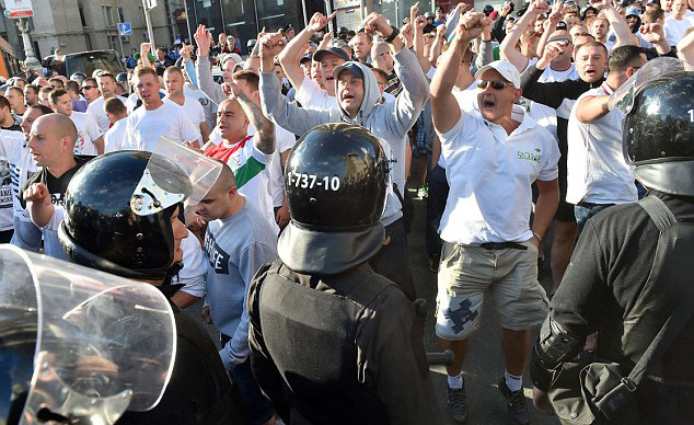 Fan Legia xô xát với cảnh sát ngay trước sân Bernabeu