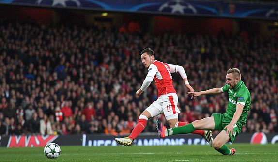 Ozil lập hat-trick, Arsenal thắng kiểu tennis