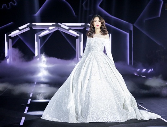 Hoa hậu Mỹ Linh đẹp ngỡ ngàng làm vedette giữa dàn mẫu 'khủng'