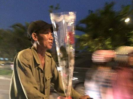 Xôn xao hình ảnh người đàn ông với bó hoa 10.000 đồng tặng vợ