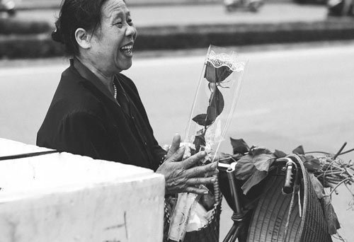 888 đóa hồng và nụ cười rạng rỡ của các bà, các chị ngày 20/10