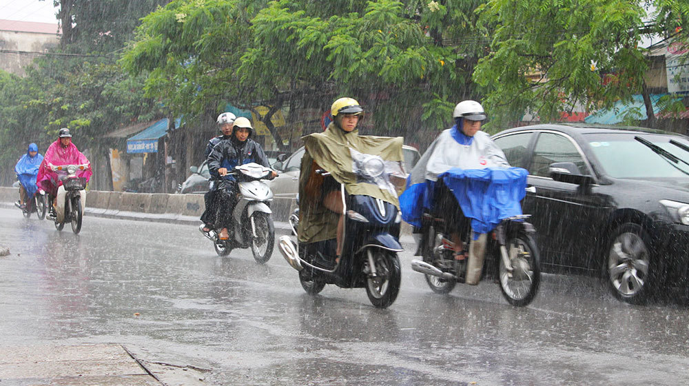 Đi xe máy thế nào trong mưa bão để tránh rủi ro?