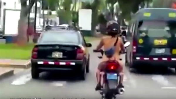 Cô gái khoả thân lái xe máy gây choáng