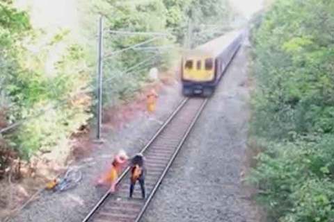 Nhân viên đường sắt liều mình cứu người trước mũi tàu hỏa