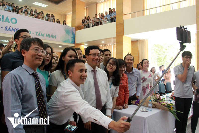 Phó Thủ tướng selfie cùng sinh viên Ngoại giao