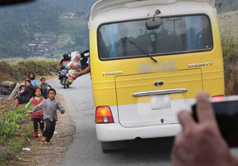 Phản cảm khách du lịch ném đồ ăn cho trẻ em vùng cao