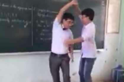 Thầy giáo vừa nhảy vừa hát cực nhộn với học sinh trên bục giảng
